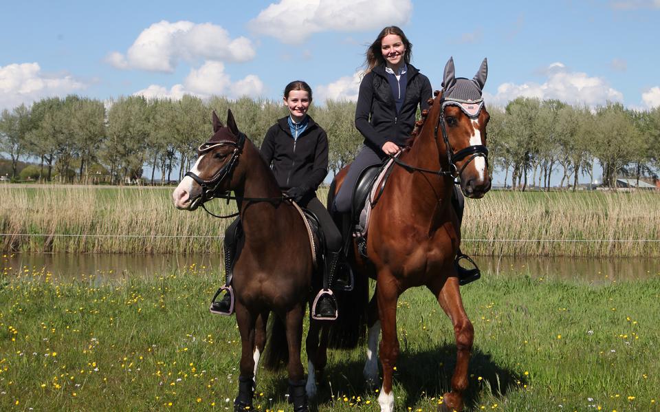 Lisa (links en Sofia) op hun paarden Jovi en Cas.