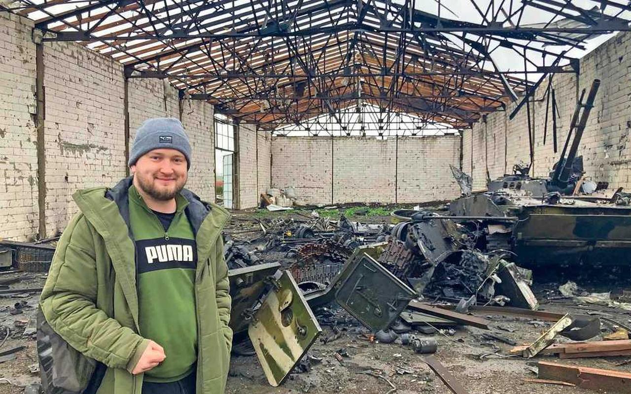 Andrii staat voor de loods waarin twee Russische infanterievoertuigen stonden. Foto Mediahuis Andrii staat voor de loods waarin twee Russische infanterievoertuigen stonden. Foto Mediahuis
