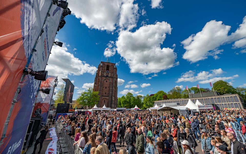 Een goed gevuld Oldehoofsterkerkhof in Leeuwarden bij het Bevrijdingsfestival.