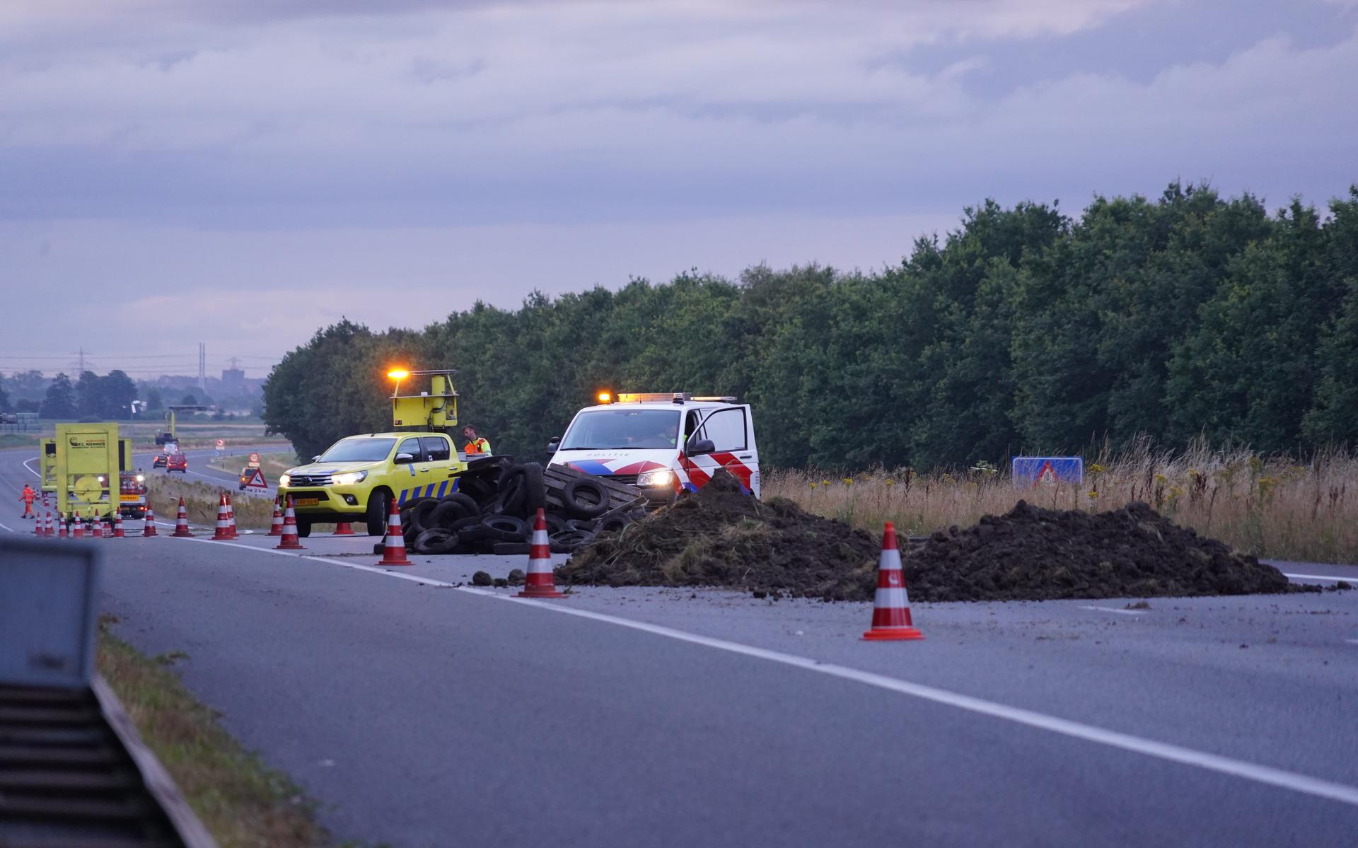 Wegen in meerdere provincies dicht door acties op en rond A7. Politie waarschuwt mensen in Noorden a