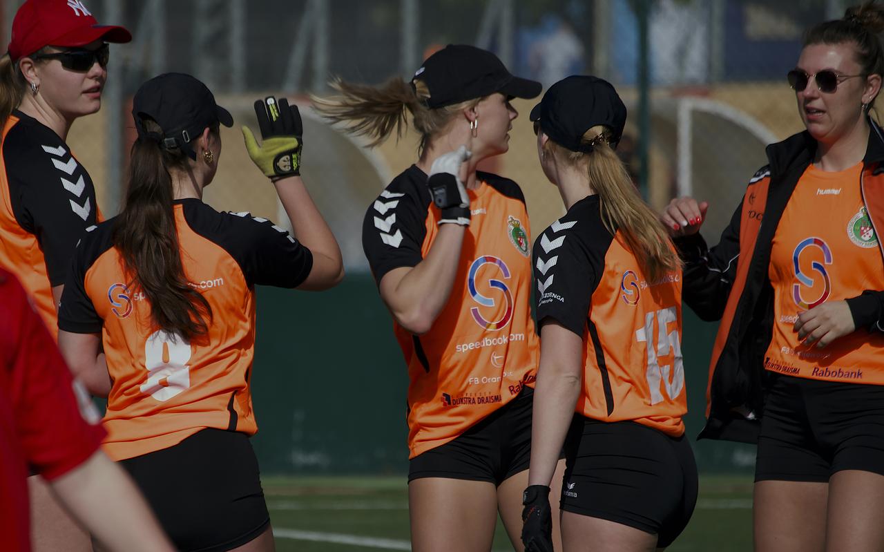 Het damesteam van het Internationale Spel viert een gewonnen punt met v.l.n.r. Fiera de Vries, Corrie Kroondijk, Marrit Zeinstra, Hiske Zeinstra en Harmke Siegersma. Het damesteam van het Internationale Spel viert een gewonnen punt met v.l.n.r. Fiera de Vries, Corrie Kroondijk, Marrit Zeinstra, Hiske Zeinstra en Harmke Siegersma.