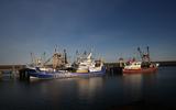 De UK-148 ligt al tijden werkeloos in de Visserijhaven van Harlingen te wachten op betere tijden. Het rijk heeft 155 miljoen euro vrijgemaakt voor de sloop van tientalen kotters.