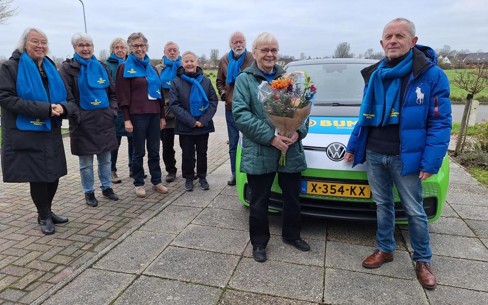 Epie  van der Horn krijgt als 1000ste klant van BUMO de bloemen van voorzitter Douwe Holwerda.