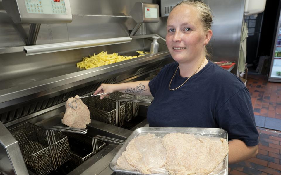 Kimberly Smeding (33) met haar specialiteit: de kipschnitzel.