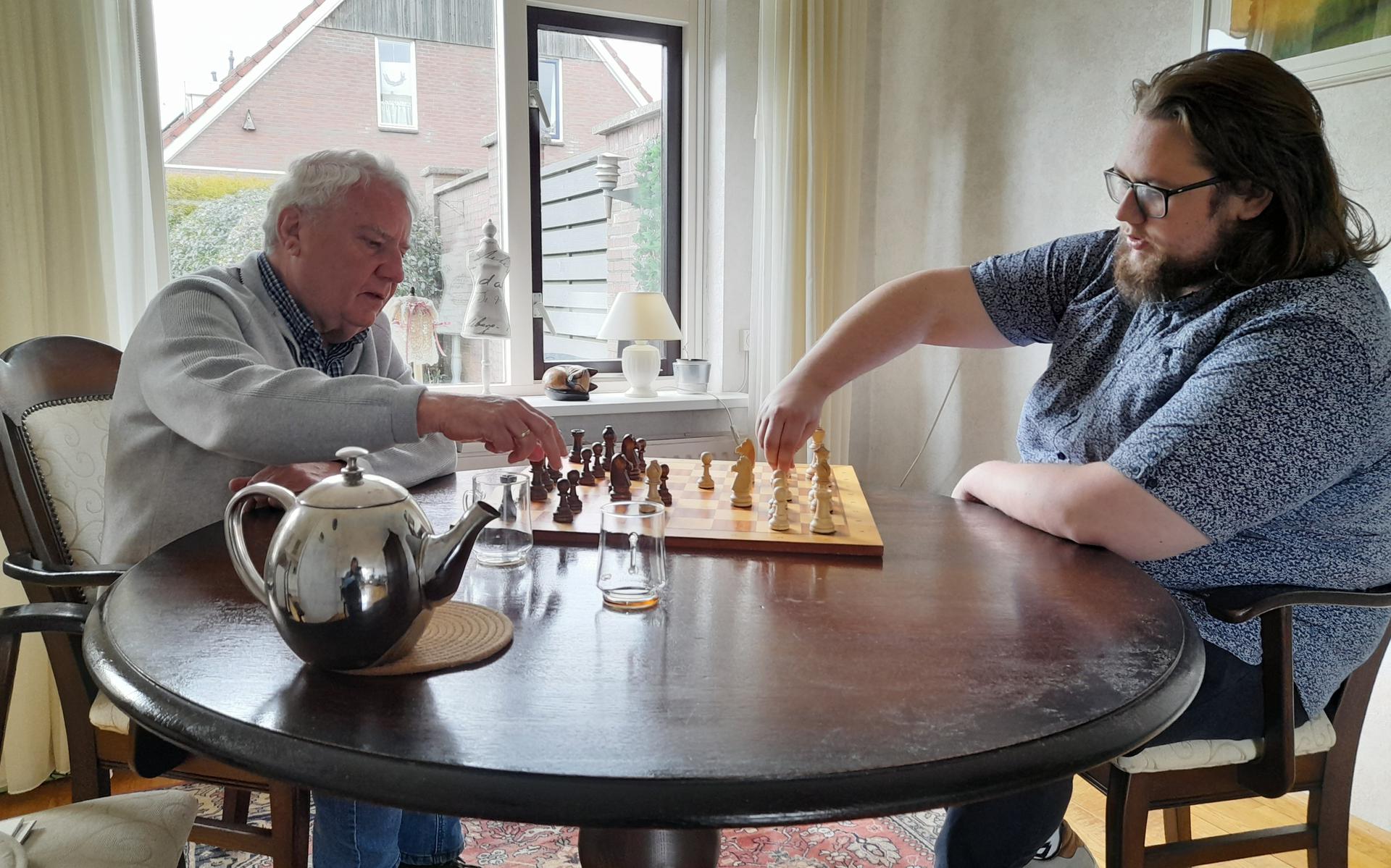 Secretaris Jan Aartsma (links) speelt een schaakpartij tegen PR-commissaris Peter Kramer van DSC