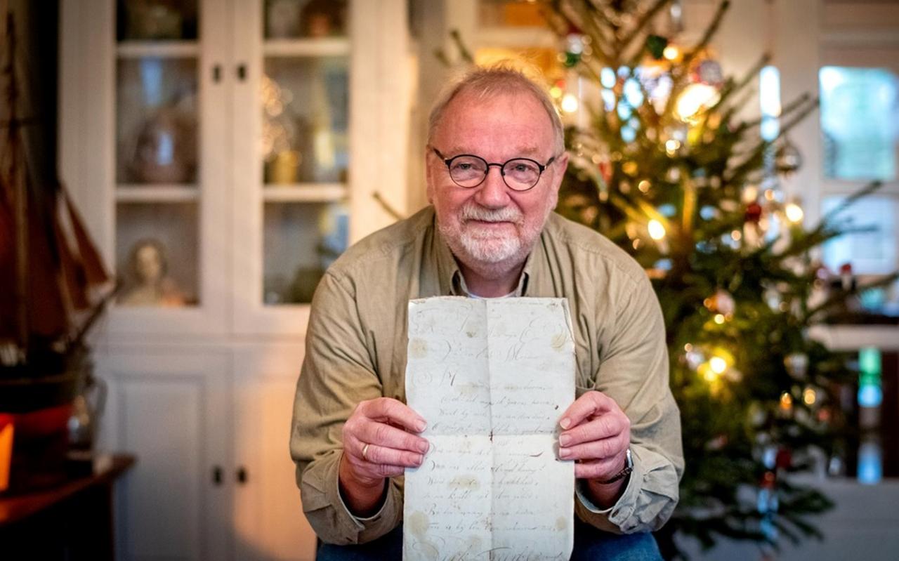 Gerben Bosgraaf vond op de rommelmarkt in Bakkeveen een 200 jaar oud kerstgedicht van een voorouder. FOTO JILMER POSTMA Gerben Bosgraaf vond op de rommelmarkt in Bakkeveen een 200 jaar oud kerstgedicht van een voorouder. FOTO JILMER POSTMA