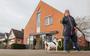 Debora Elzinga passeert met haar hond huisartsenpraktijk De Kern. De uitspraken van huisarts Pieksma leiden tot veel onrust bij patiënten. 