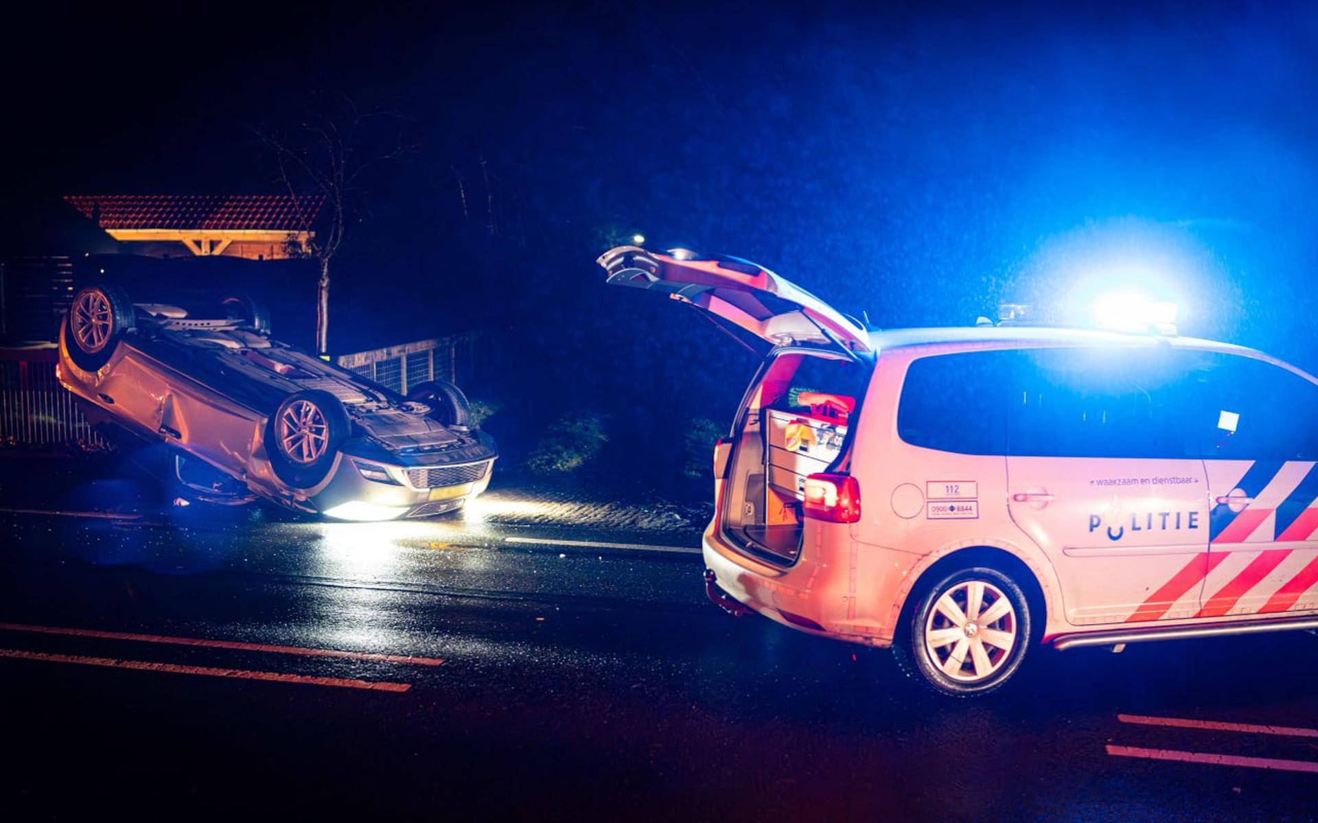 Auto raakt ondersteboven na botsing met andere auto op de N351 bij Oldeholtpade