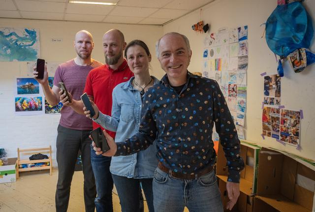 ‘Geef je kind geen smartphone.’ Deze ouders van basisschool De Buitenkans in Heerenveen trekken same