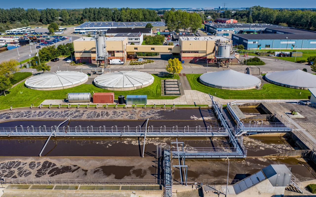 De rioolwaterzuivering in Heerenveen moet voor 27 tot 38 miljoen euro drastisch worden opgeknapt wegens brandonveiligheid en lekkage in twee slibbassins. De rioolwaterzuivering in Heerenveen moet voor 27 tot 38 miljoen euro drastisch worden opgeknapt wegens brandonveiligheid en lekkage in twee slibbassins.