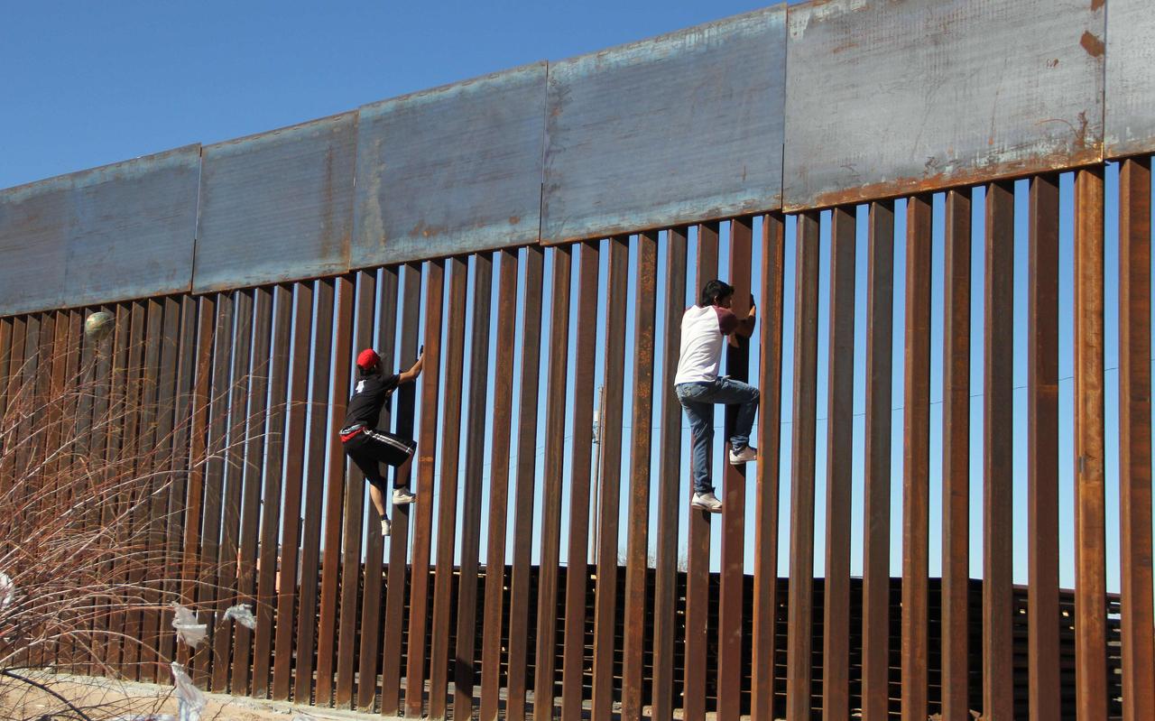 De muur die Mexicanen moet verhinderen de grens met de VS over te steken. De muur die Mexicanen moet verhinderen de grens met de VS over te steken.