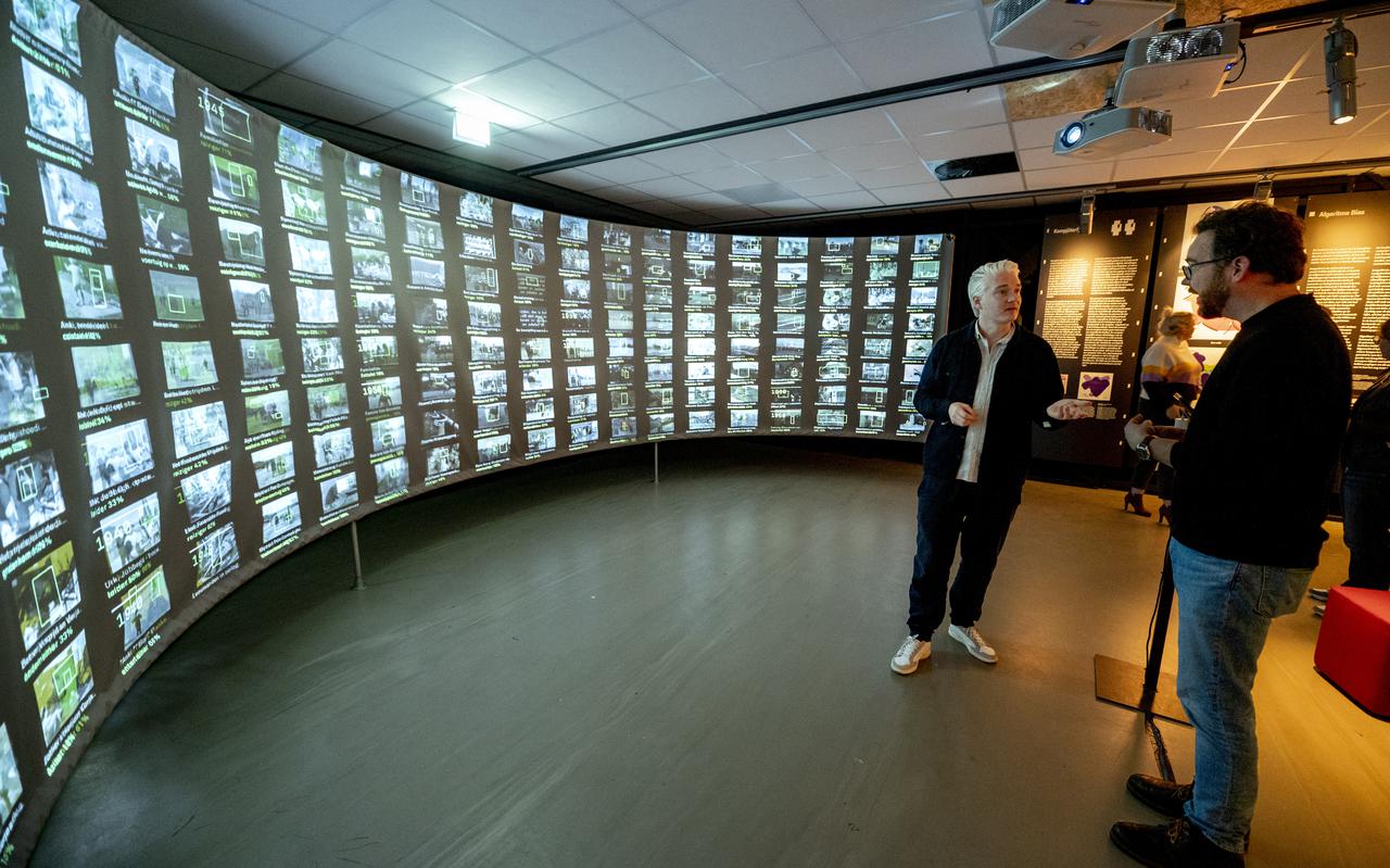 Kunstenaar en ontwerper Richard Vijgen (links) bedenker van het 'Archief van de toekomst', een multimediale installatie.