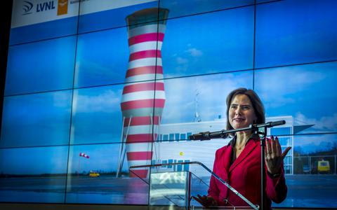 Minister Cora van Nieuwenhuizen tijdens een persconferentie in 2018 over uitstel van de opening van het vernieuwde Lelystad Airport. FOTO ANP 
