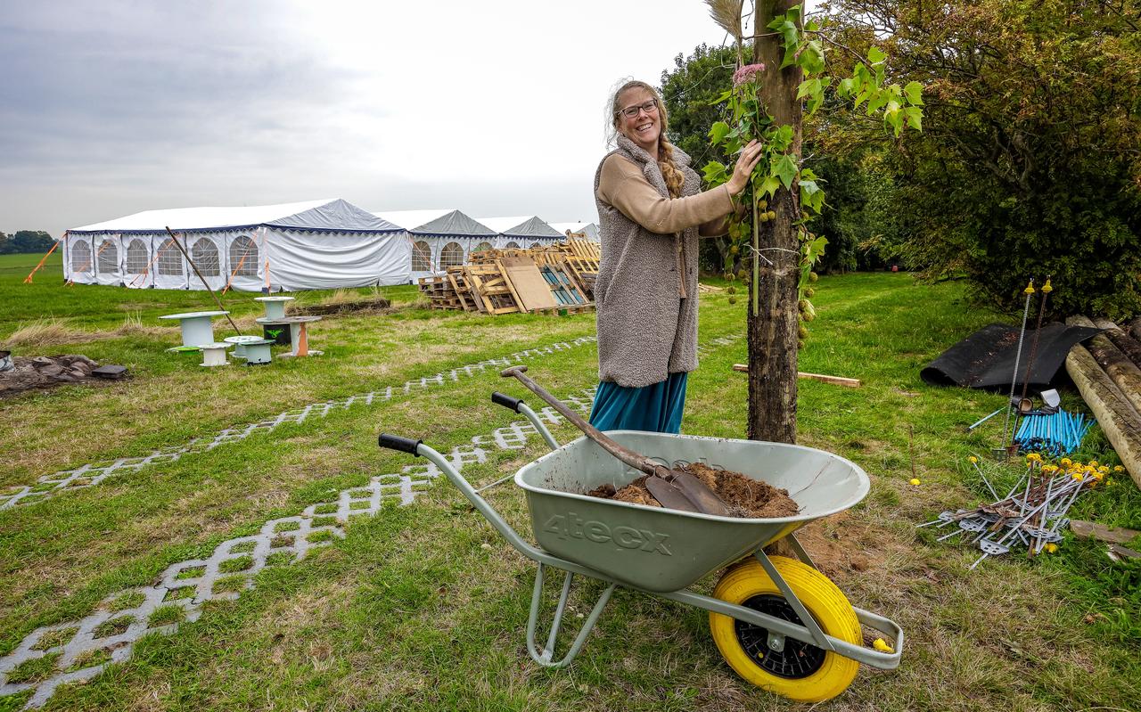 Op het Roode Klif is 'tsjoenster' Gerda van der Werf bezig met de opbouw van het FrijSia Festival. Op het Roode Klif is 'tsjoenster' Gerda van der Werf bezig met de opbouw van het FrijSia Festival.