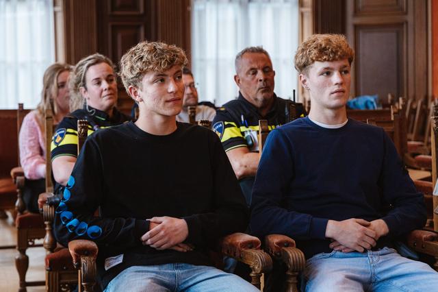 Jesse (17) redt man uit De Luts in Balk en krijgt zilveren medaille. ‘Ik haw gewoan snel myn klean ú