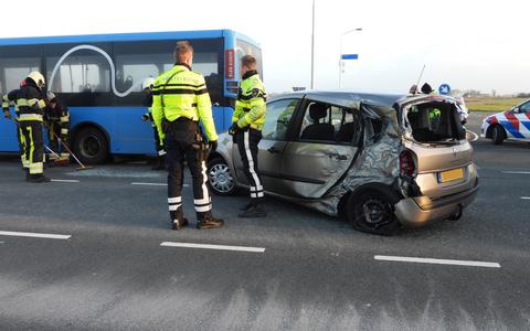 Op de Ljouwerterdyk in Ferwert zijn maandagmiddag een lijnbus en personenauto met elkaar in botsing geraakt.