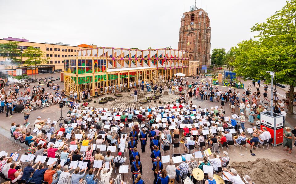 Een van de vele activiteiten van 's ochtends vroeg tot 's avonds laat op de openingsdag van Bouwurk: de 200 muzikanten van Mienskipsorkest XXL.