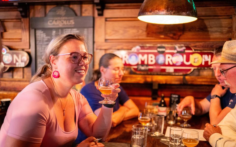 Biersommelier Annouk Eldering tijdens de proeverij voor het ‘lekkerste zomerbier van Friesland’ in café De Strohoed in Leeuwarden.