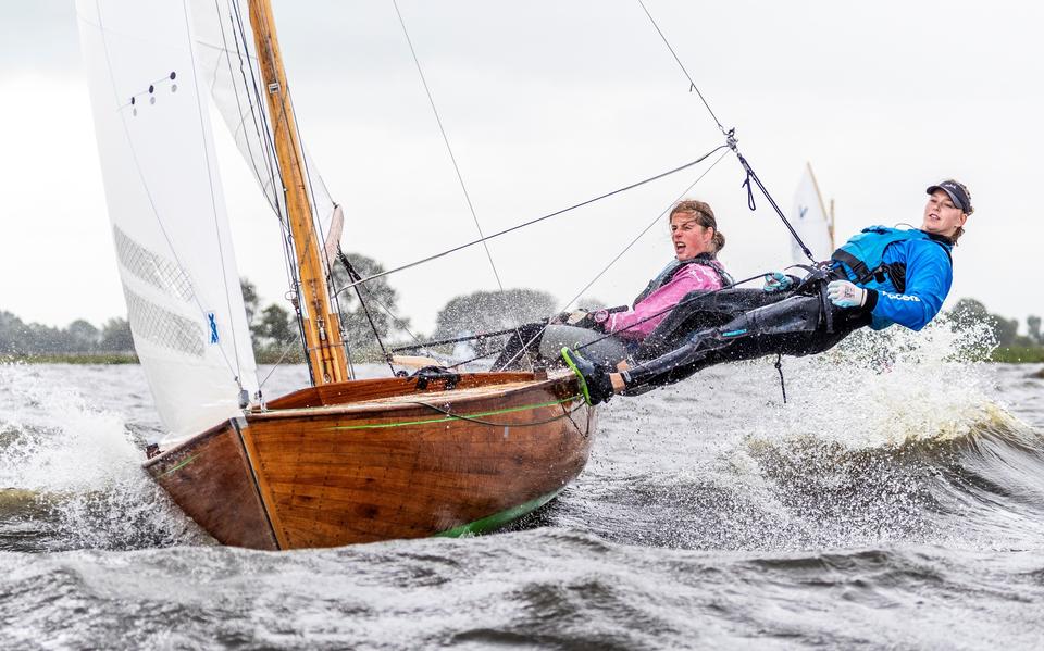 Betty Gietema (links) en Ayanna Hoekstra aan het werk in de Vrijheid.