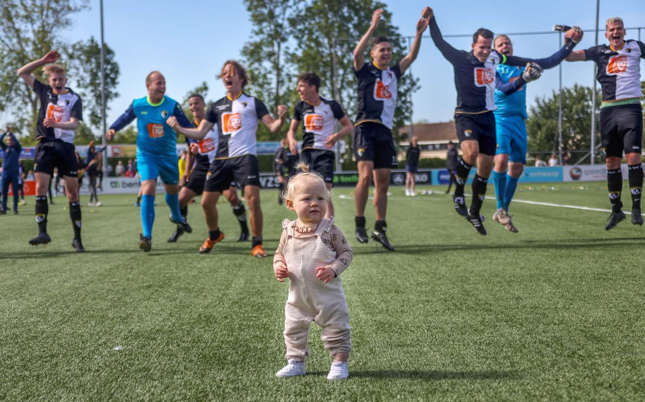 Terwijl de spelers van Sneek Wit Zwart na de 9-2 zege op Oudehaske het kampioenschap vieren heeft Tess, het een  jaar oude dochtertje van voormalig SWZ-speler Martijn Zwaga, oog voor andere dingen.