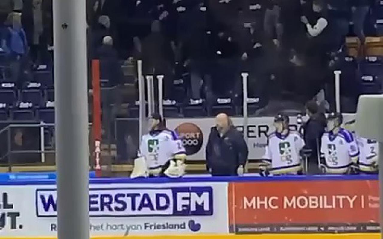 Relschoppers bestormen tribune tijdens ijshockeywedstrijd Unis Flyers - Capitals. Video: Dumpert
