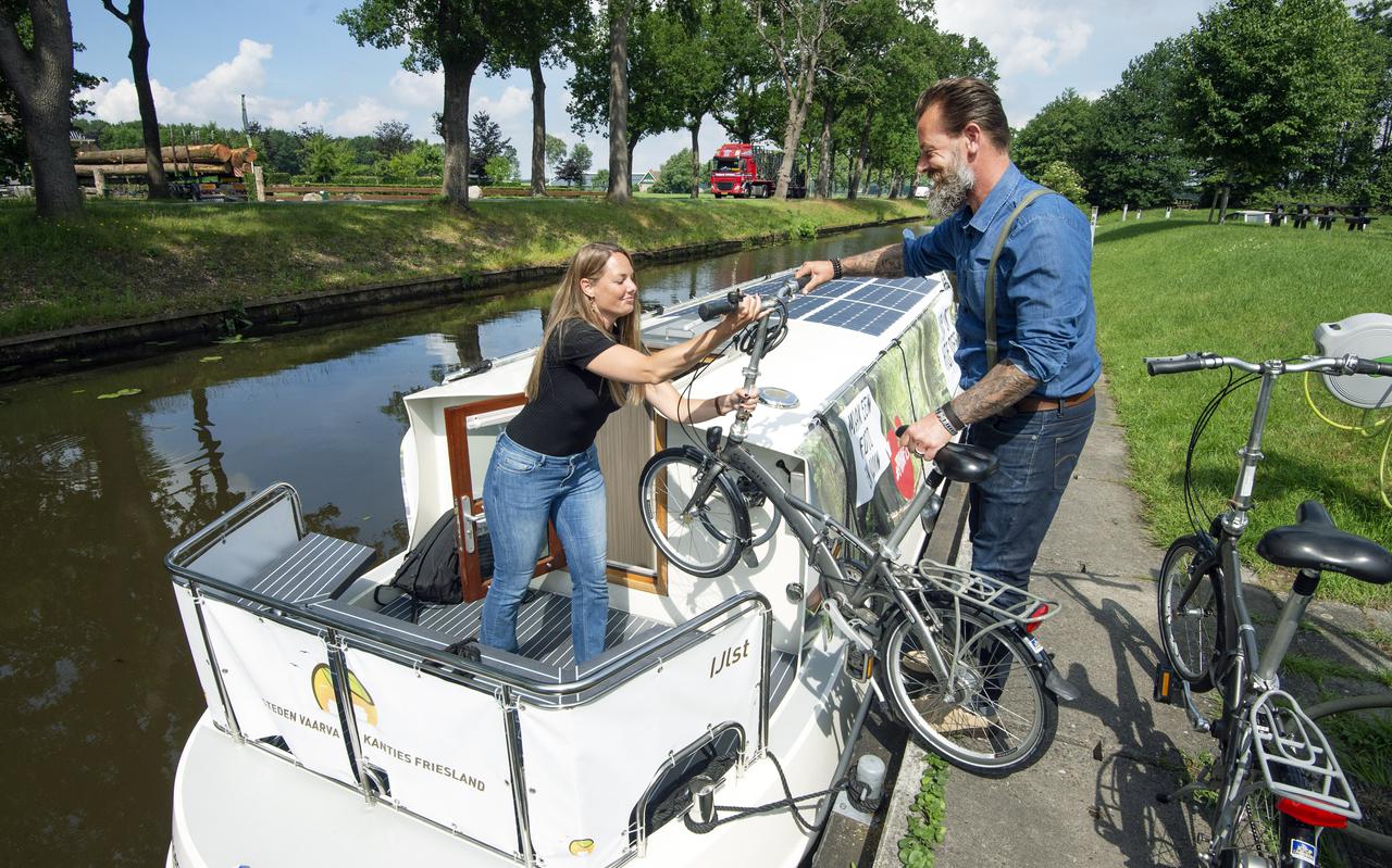 Reisjournalist Wendy Pasop en haar fotograaf Maurice Biezeman stappen aan boord voor een tochtje langs ‘minder bekend Friesland’.