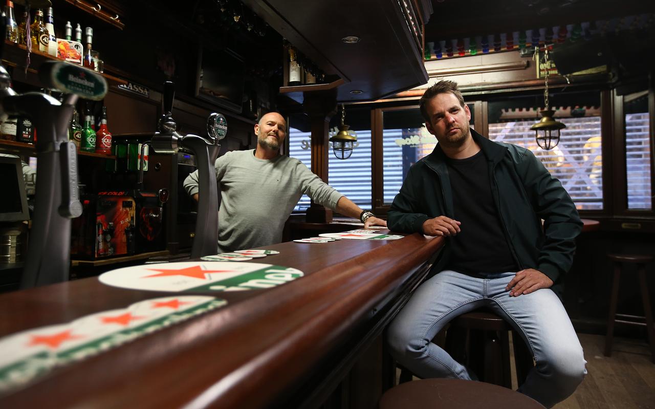 Uitbaters Gerrit van der Meulen (rechts) en Richard Huizinga van cafe De Ouwe Stoep in de Doelesteeg achter de bar van hun lege kleine kroeg. Uitbaters Gerrit van der Meulen (rechts) en Richard Huizinga van cafe De Ouwe Stoep in de Doelesteeg achter de bar van hun lege kleine kroeg.