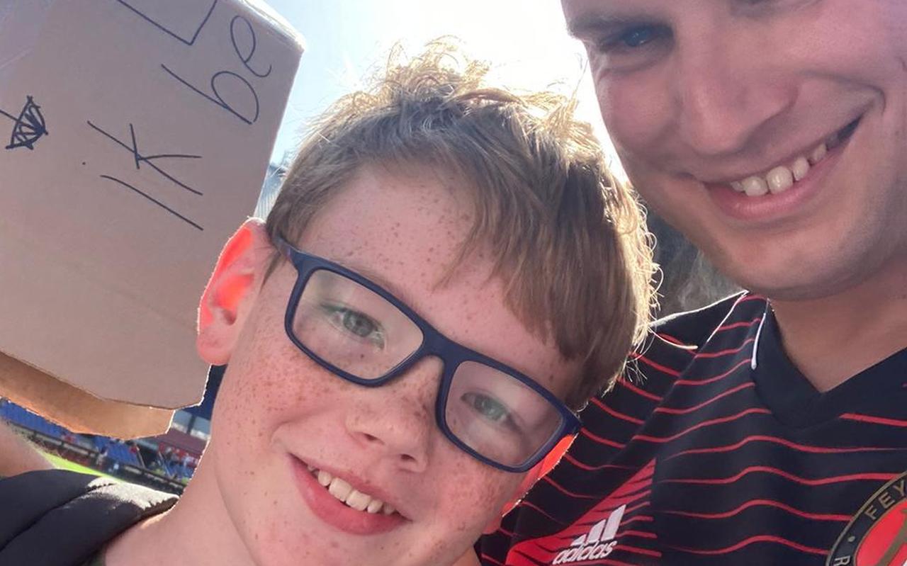 Sander Bouma met het jongetje, vlak nadat Bouma het shirtje aan hem gaf. Sander Bouma met het jongetje, vlak nadat Bouma het shirtje aan hem gaf.