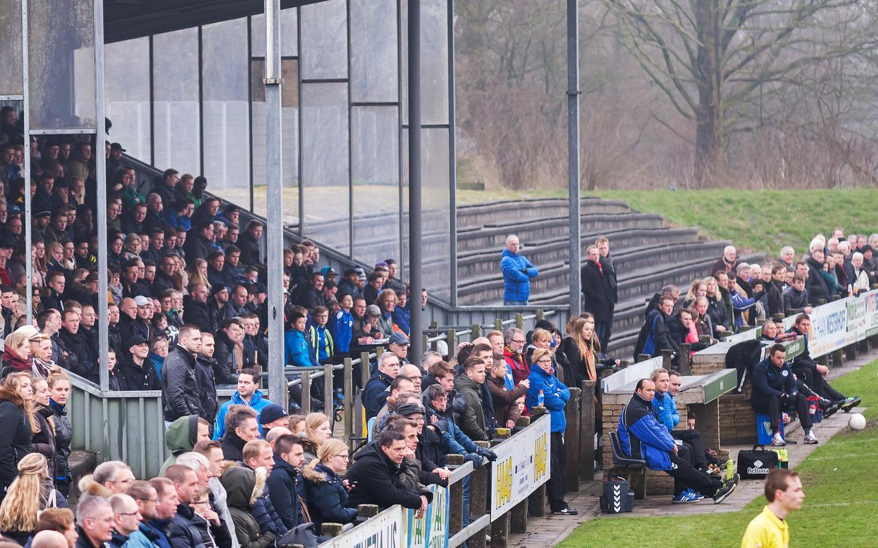 Volle tribunes bij Leeuwarder Zwaluwen, van voor de coronatijd. Clubs moeten zich nu aan een hele reeks maatregelen houden.
Volle tribunes bij Leeuwarder Zwaluwen, van voor de coronatijd. Clubs moeten zich nu aan een hele reeks maatregelen houden.