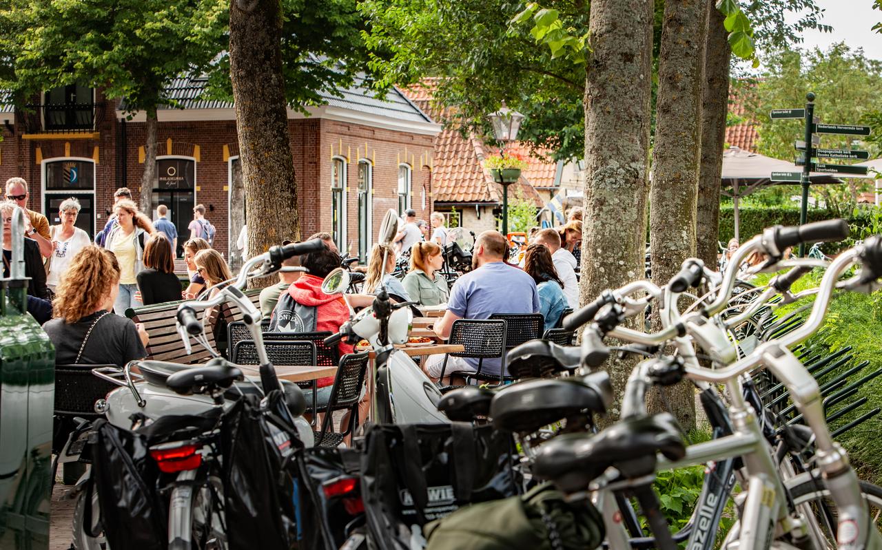 Drukte in het centrum van Nes. Drukte in het centrum van Nes.
