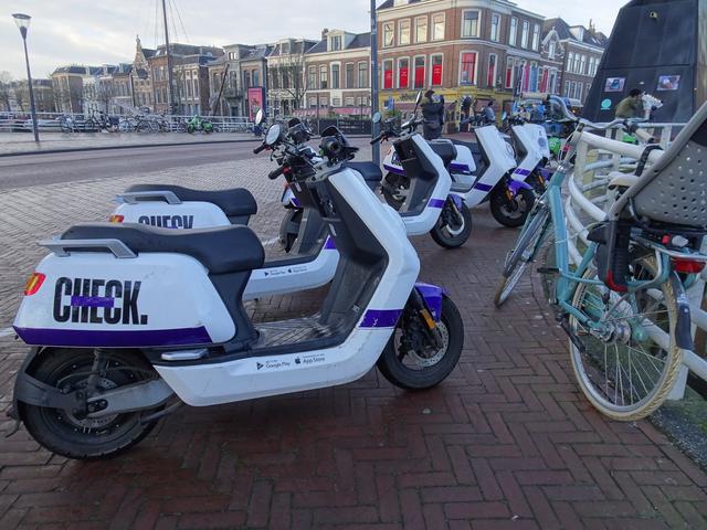 Leeuwarden doet proef tegen overlast scooters