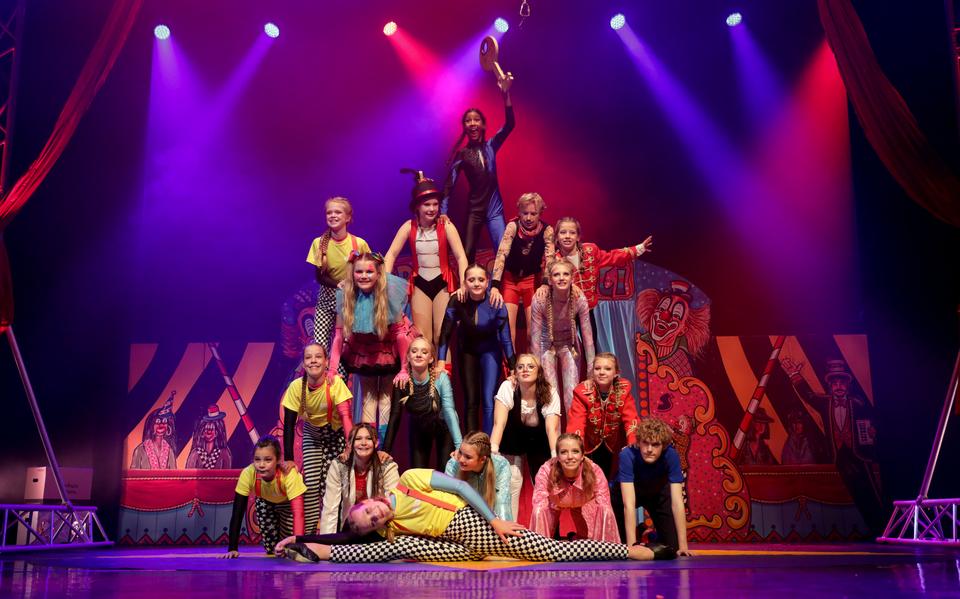 Het jeugdcircus uit Leeuwarden enkele jaren geleden bij de première van de voorstelling Cirko Festo.