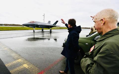 Voorafgaand aan zijn bezoek aan de radarpost van Wier zwaaide staatssecretaris Christophe van der Maat (Defensie) de Leeuwarder F-35's uit die naar Bulgarije zijn uitgezonden. 