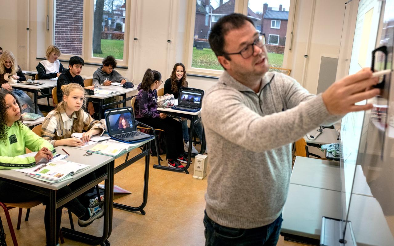 Yde van Wieren geeft wiskundeles op het Drachtster Lyceum. Jente Louwes zit thuis in quarantaine en volgt de les via de laptop. Links vooraan Deyshanaira Nijboer en Renske Klazema. Yde van Wieren geeft wiskundeles op het Drachtster Lyceum. Jente Louwes zit thuis in quarantaine en volgt de les via de laptop. Links vooraan Deyshanaira Nijboer en Renske Klazema.