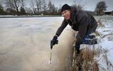 IJsmeester Sietse Kroes van de Friesche IJsbond inspecteerde deze week zelf ook het ijs. ,,Leafst byn ik sels de redens ûnder.’’ 