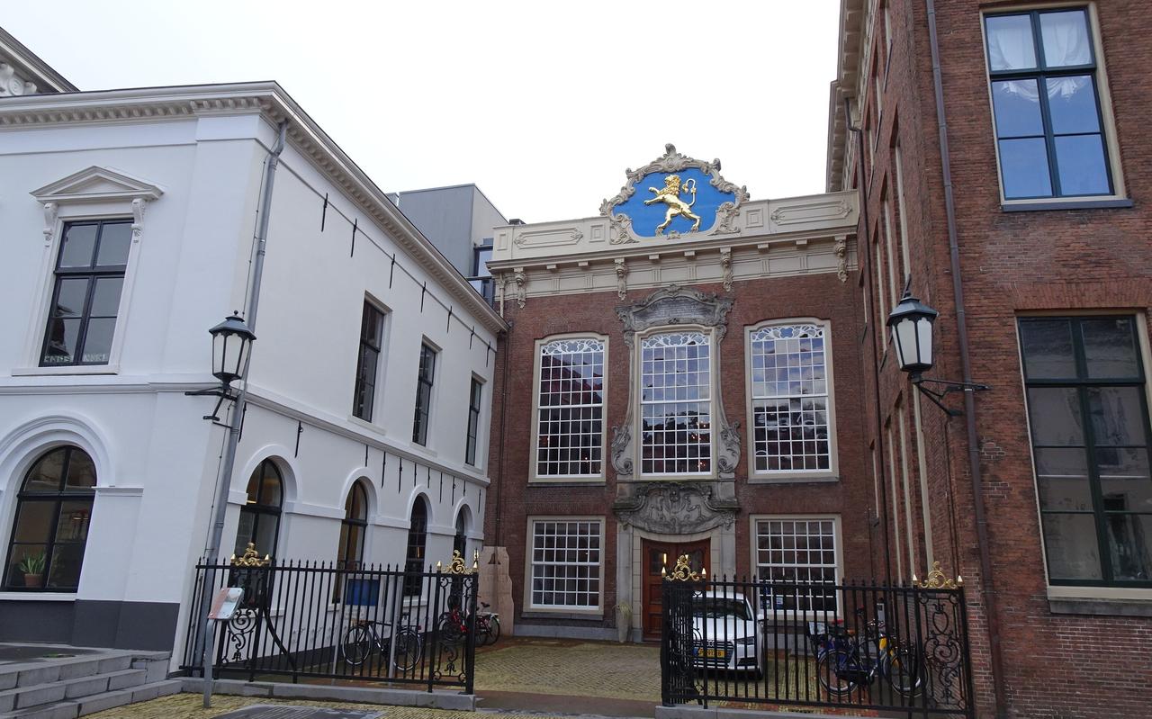 Het stadhuis in Leeuwarden, gezien vanaf het Hofplein. Het stadhuis in Leeuwarden, gezien vanaf het Hofplein.