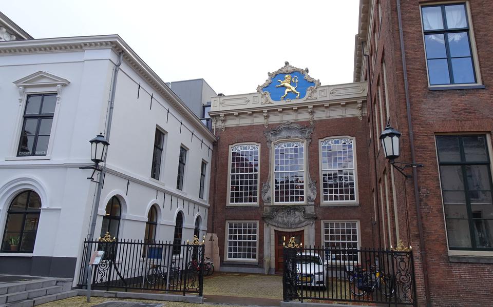Het stadhuis in Leeuwarden, gezien vanaf het Hofplein. 
