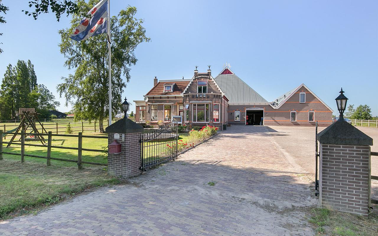 Het paardenbedrijf in Buitenpost met woning en appartementen kost bijna 1,3 miljoen euro. FOTO FUNDA