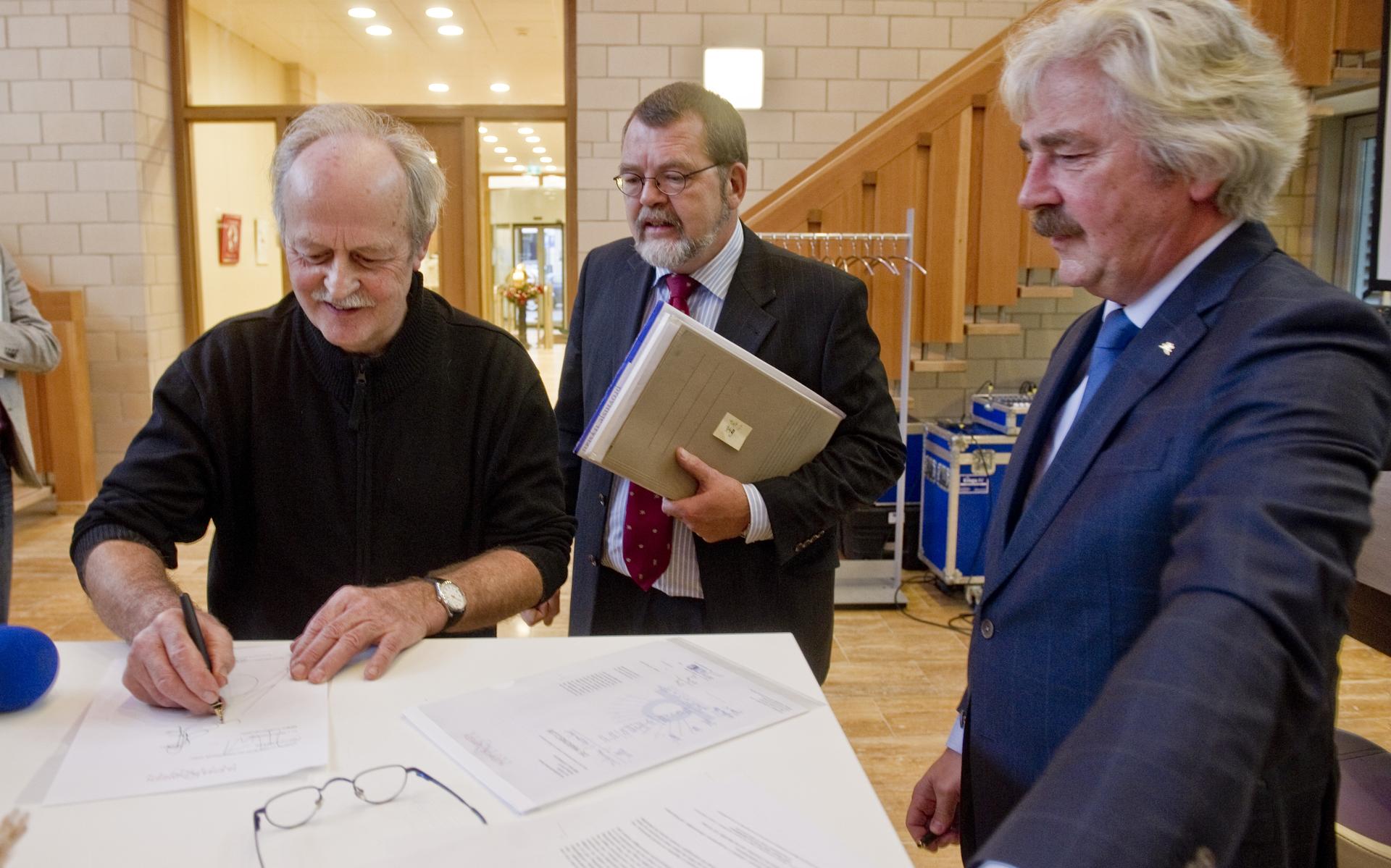 De eerste (en laatste) poging in de provincie om een provinciaal referendum uit te schrijven. In 2014 wilden oud-gedeputeerde Jan Ploeg en Ids Willemsma een referendum houden over windmolens. Op de foto geven verzamelde handtekeningen aan gedeputeerde Hans Konst (PvdA, midden).