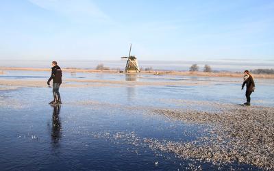 De noordoostelijke wind in combinatie met weinig sneeuw zorgt in Friesland voor lagere temperaturen in vergelijking met het oosten en zuiden van het land. Vanaf donderdagnacht komt oostenwind en meer kans om te schaatsen, zoals hier op de Ryptsjerkerpolder. 