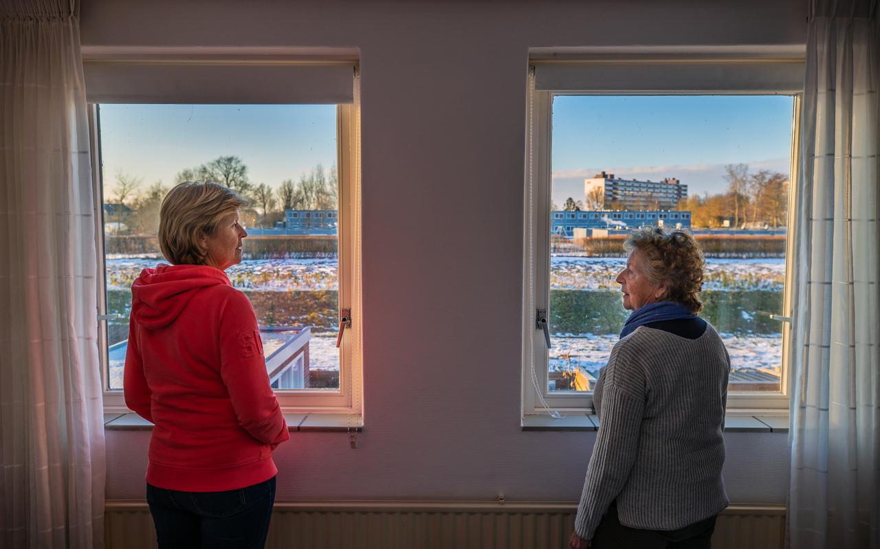 Zicht op het AZC vanuit de slaapkamers aan de Worp Tjaardastraat. Rechts Vera de Jong en links Jolanda Schreuder FOTO NIELS DE VRIES. Zicht op het AZC vanuit de slaapkamers aan de Worp Tjaardastraat. Rechts Vera de Jong en links Jolanda Schreuder FOTO NIELS DE VRIES.