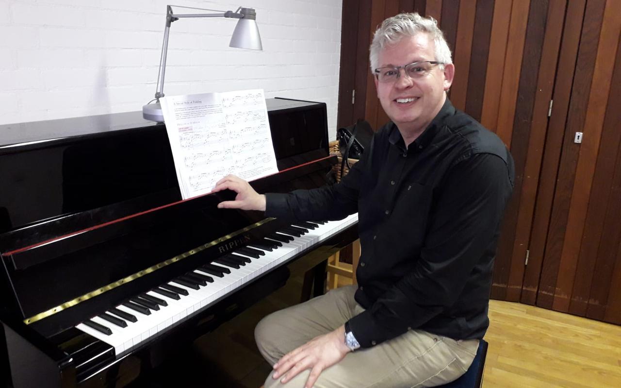 Fedde Tuinstra kan vanaf 11 mei weer beginnen met pianolessen verzorgen. EIGEN FOTO Fedde Tuinstra kan vanaf 11 mei weer beginnen met pianolessen verzorgen. EIGEN FOTO