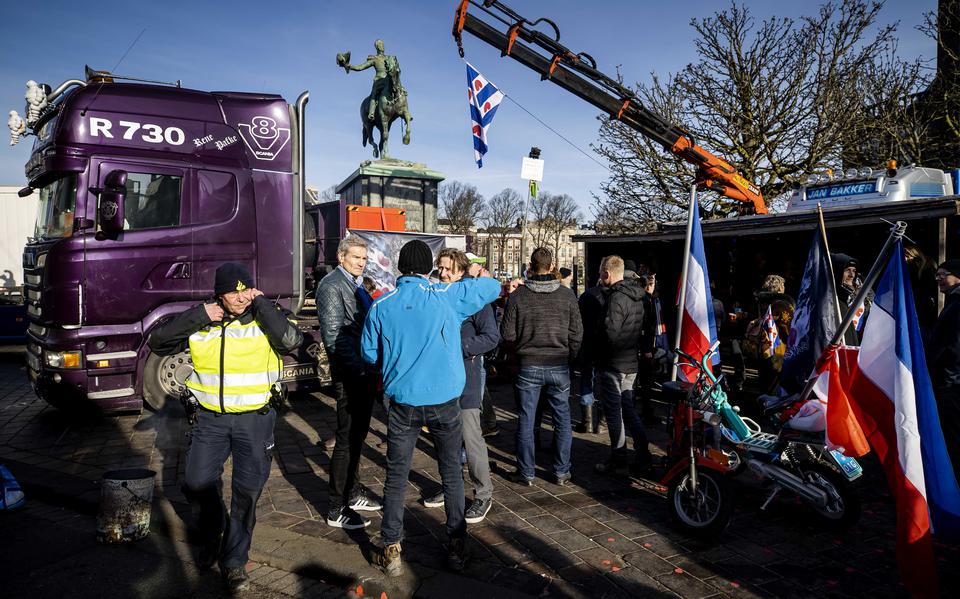 Ook tientallen demonstranten uit Friesland zijn met Friese vlaggen van de partij op de demonstratie in Den Haag.  
