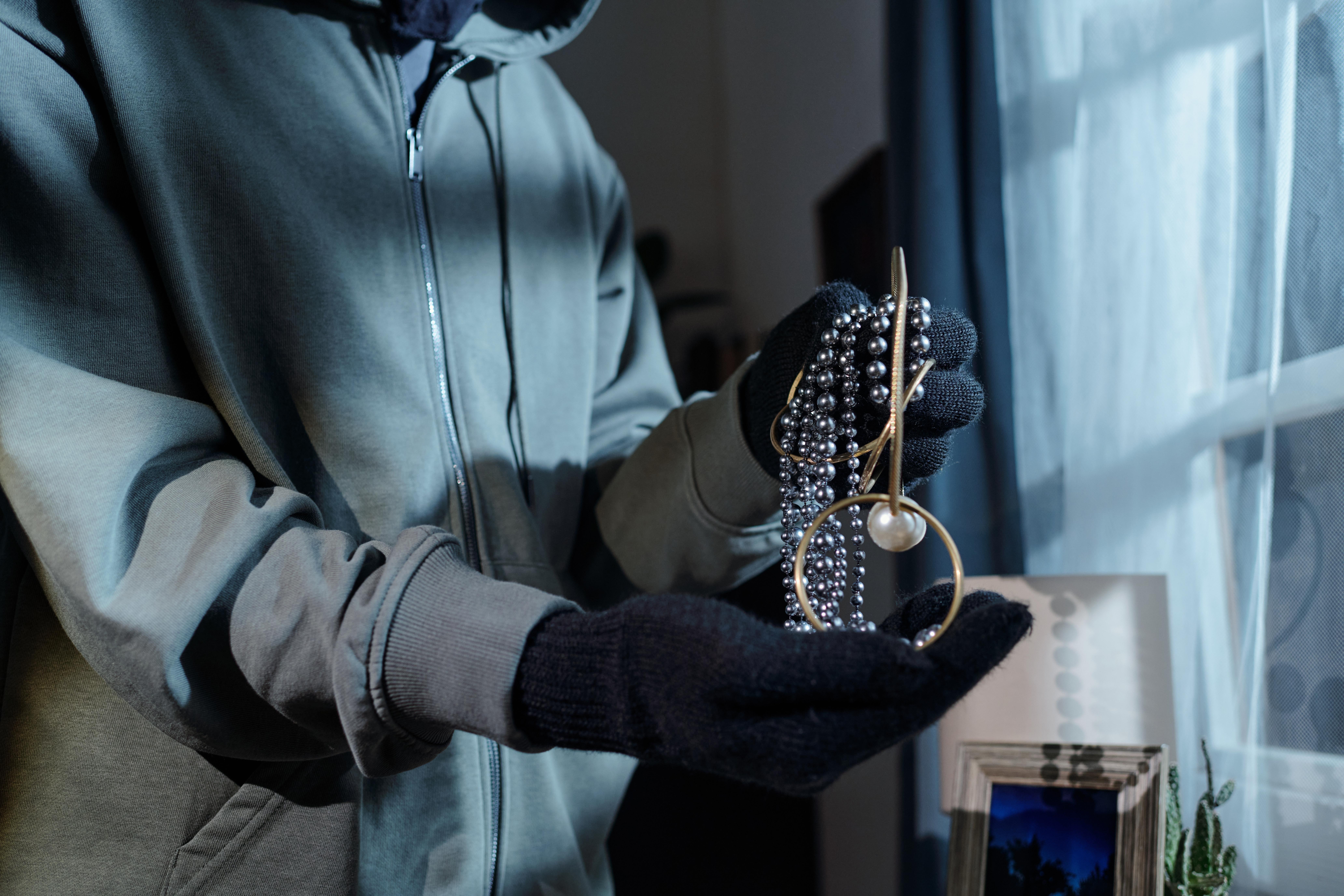 Thuiszorgmedewerkster (27) uit Wolvega besteelt samen met vriend bejaarde cliënten: eis anderhalf ja