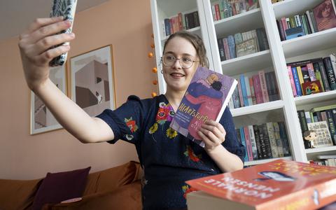 'Boektokker' Paula Heeger geeft boekentips aan jongeren via Tiktok.