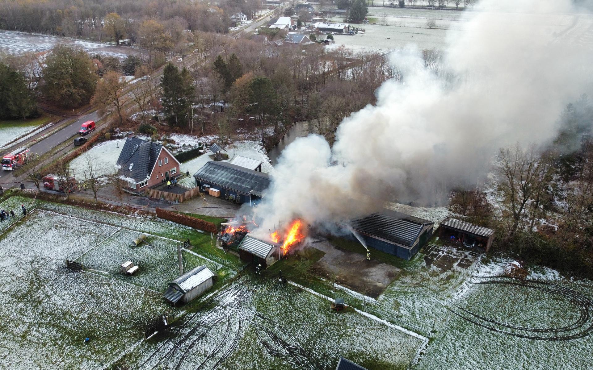 Veel rook bij schuurbrand aan Schoterlandseweg in Hoornsterzwaag