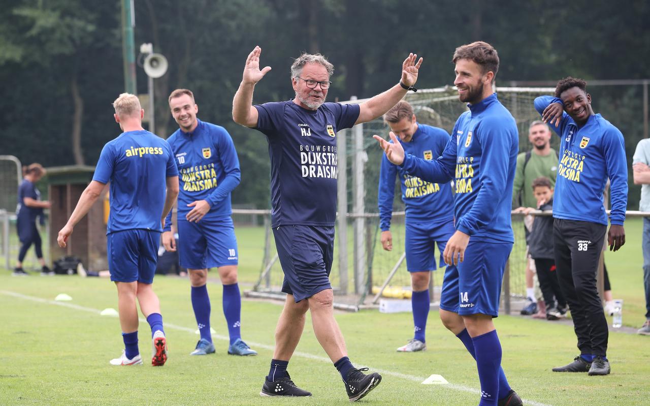 Henk de Jong maakt plezier op de training. Henk de Jong maakt plezier op de training.