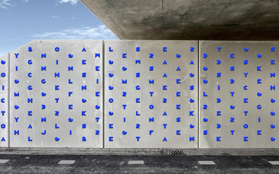 Het ontwerp van Chris Adriaan heet Pompeblêd. De kunstwerken worden geplaatst op de muren van de nieuwe onderdoorgangen bij Bolsward-Noord, Burgwerd en Wommels-Noord. 