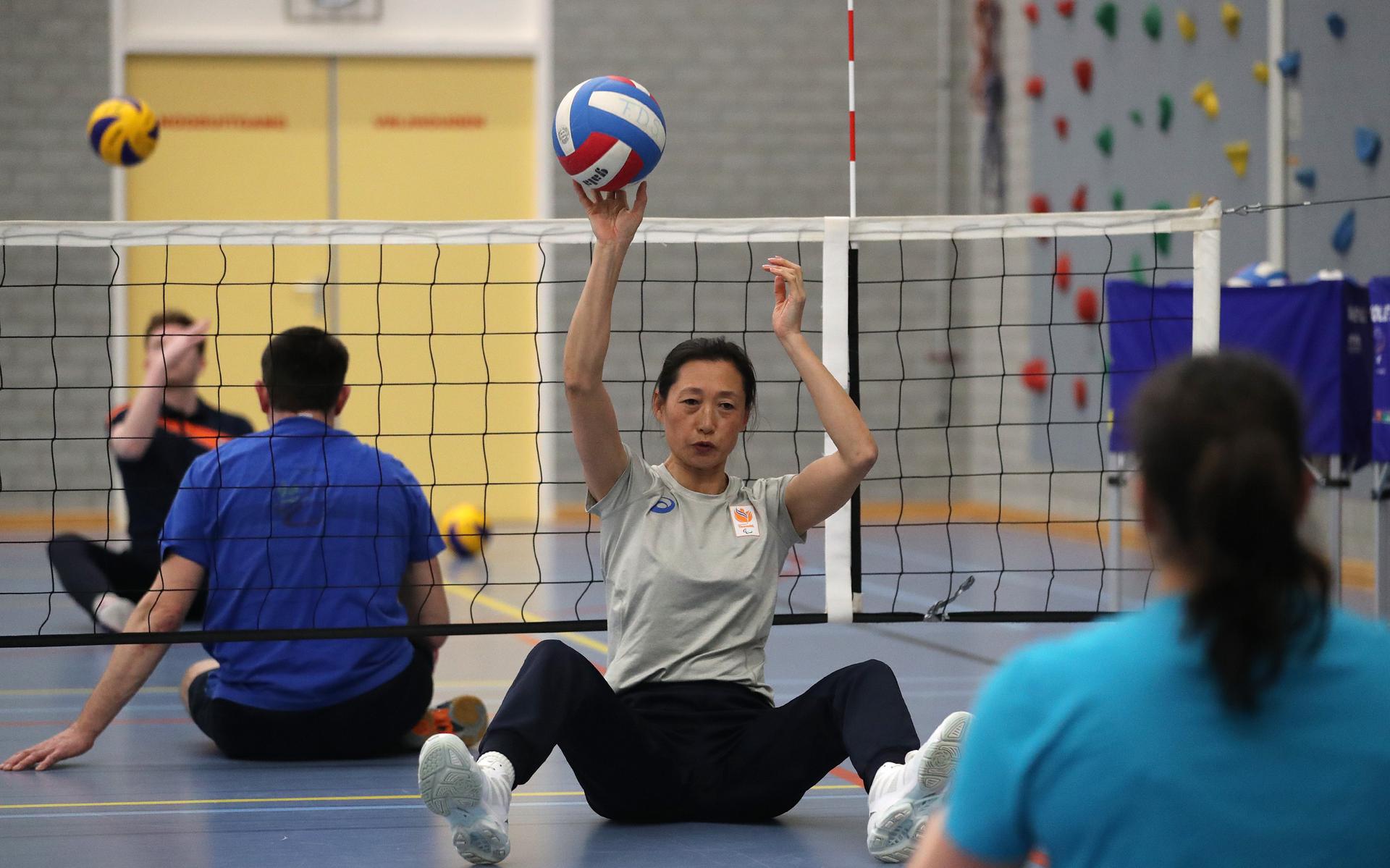 Bondscoach Hong Zhao werkt met het Nederlands zitvolleybalteam een trainingsweekeinde af in haar woonplaats Sneek en daagt mensen uit 'een rondje mee te schuiven'.