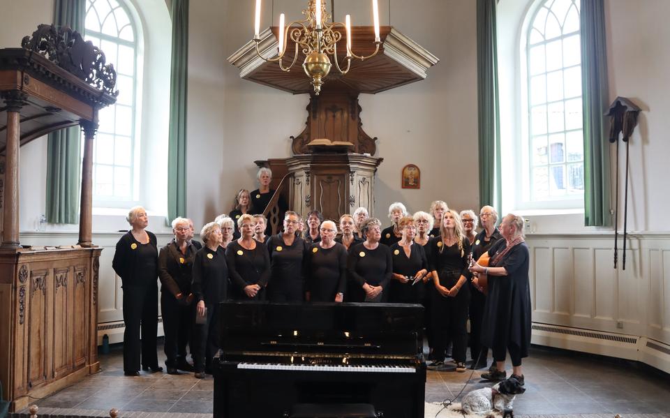 Metty Deinum zingt in het Klaagkoor. 